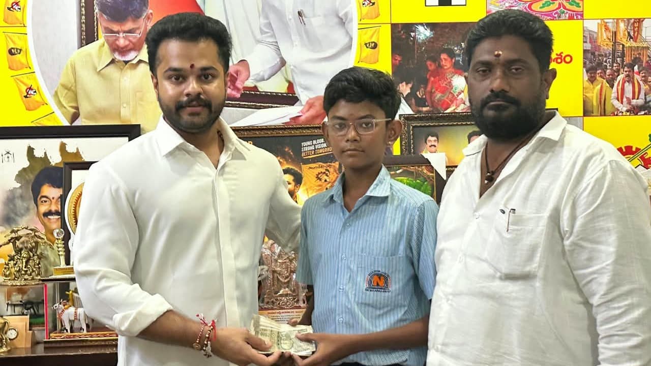 విద్యార్థి చదువుకు బొండా రవితేజ చేయూత..
