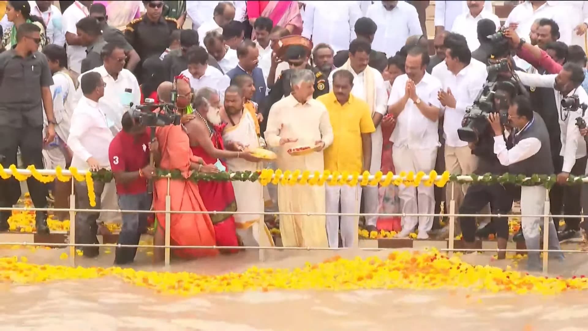 వెలిగొండ ప్రారంభోత్సవంలో రైతులకు చంద్రబాబు పెద్దపీట
