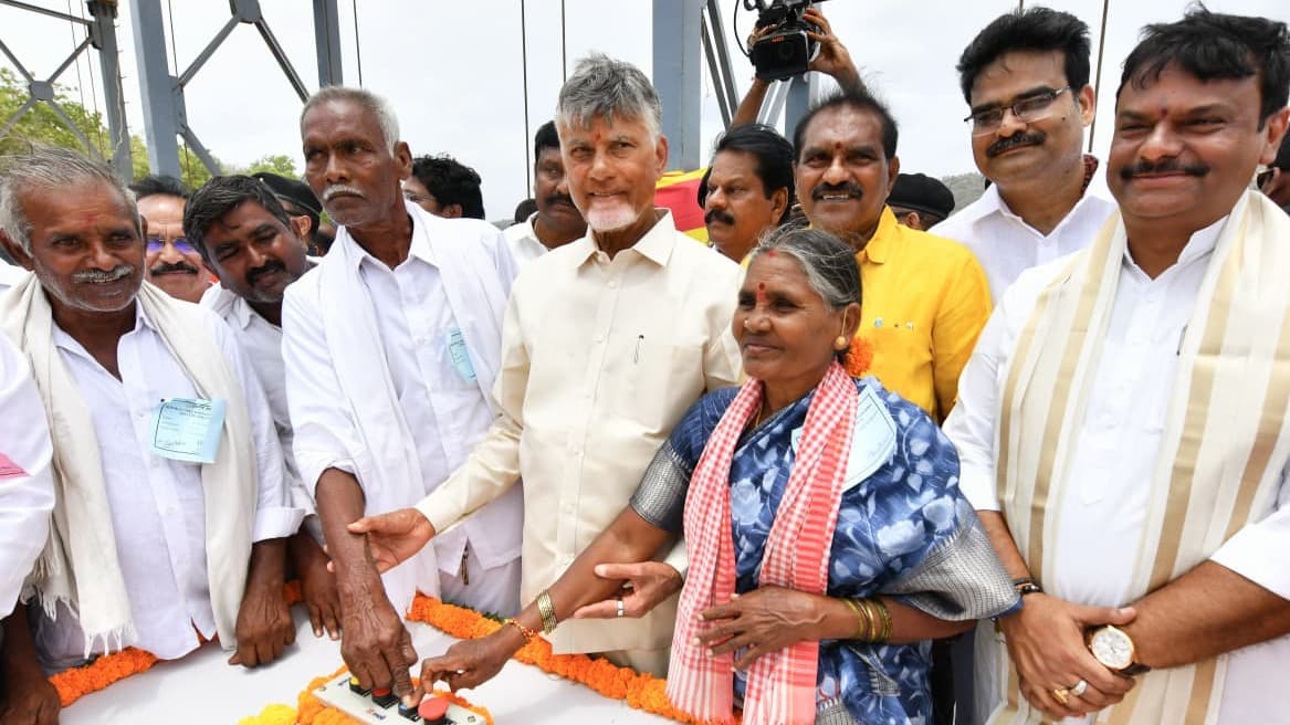 మార్కాపురంలో రైతుల చేతుల మీదుగా కృష్ణా జలాల విడుదల