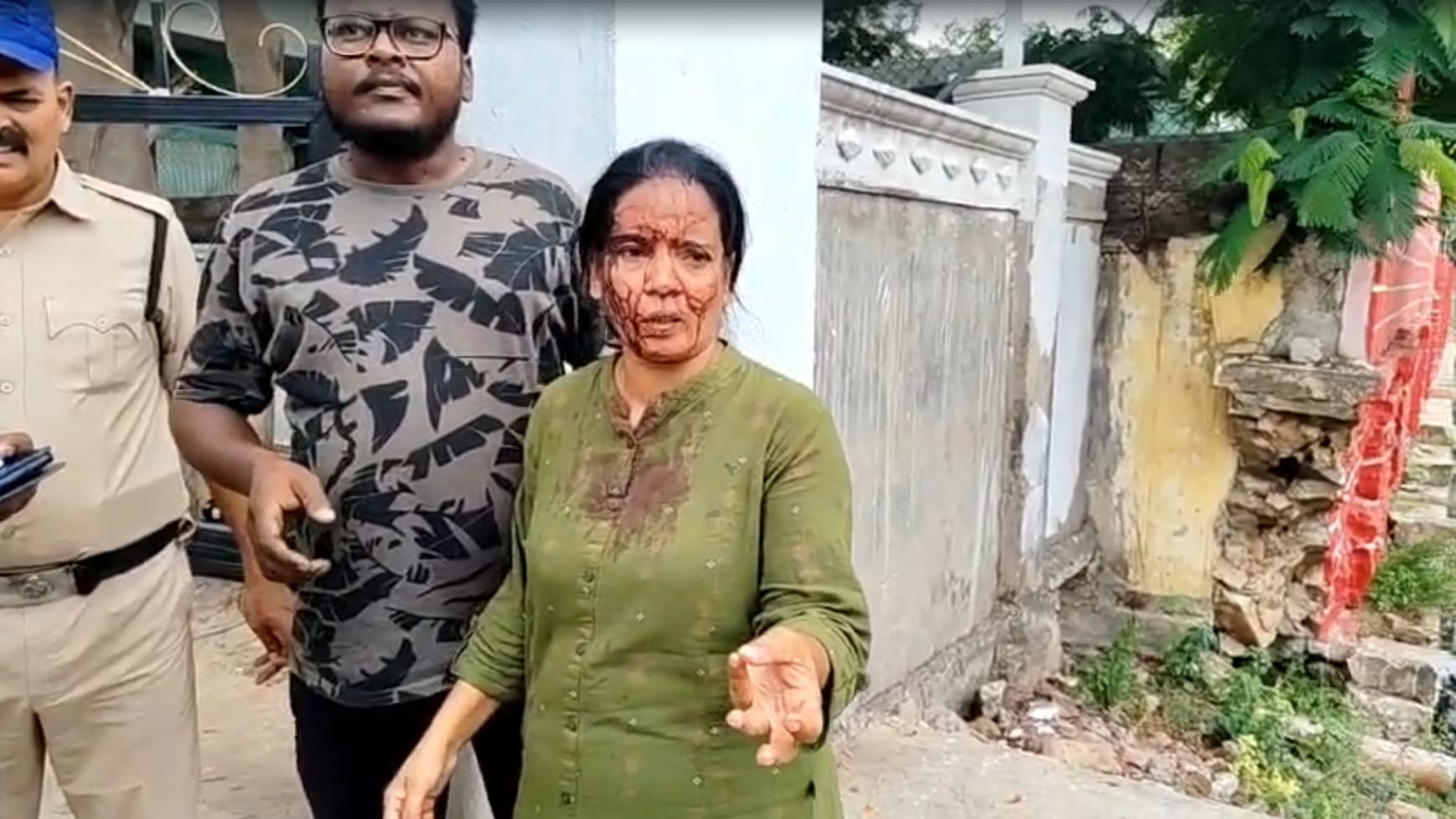 మహిళపై దాడి.. రక్తపు గాయాలతో ఎస్పీ కార్యాలయానికి బాధితురాలు..!