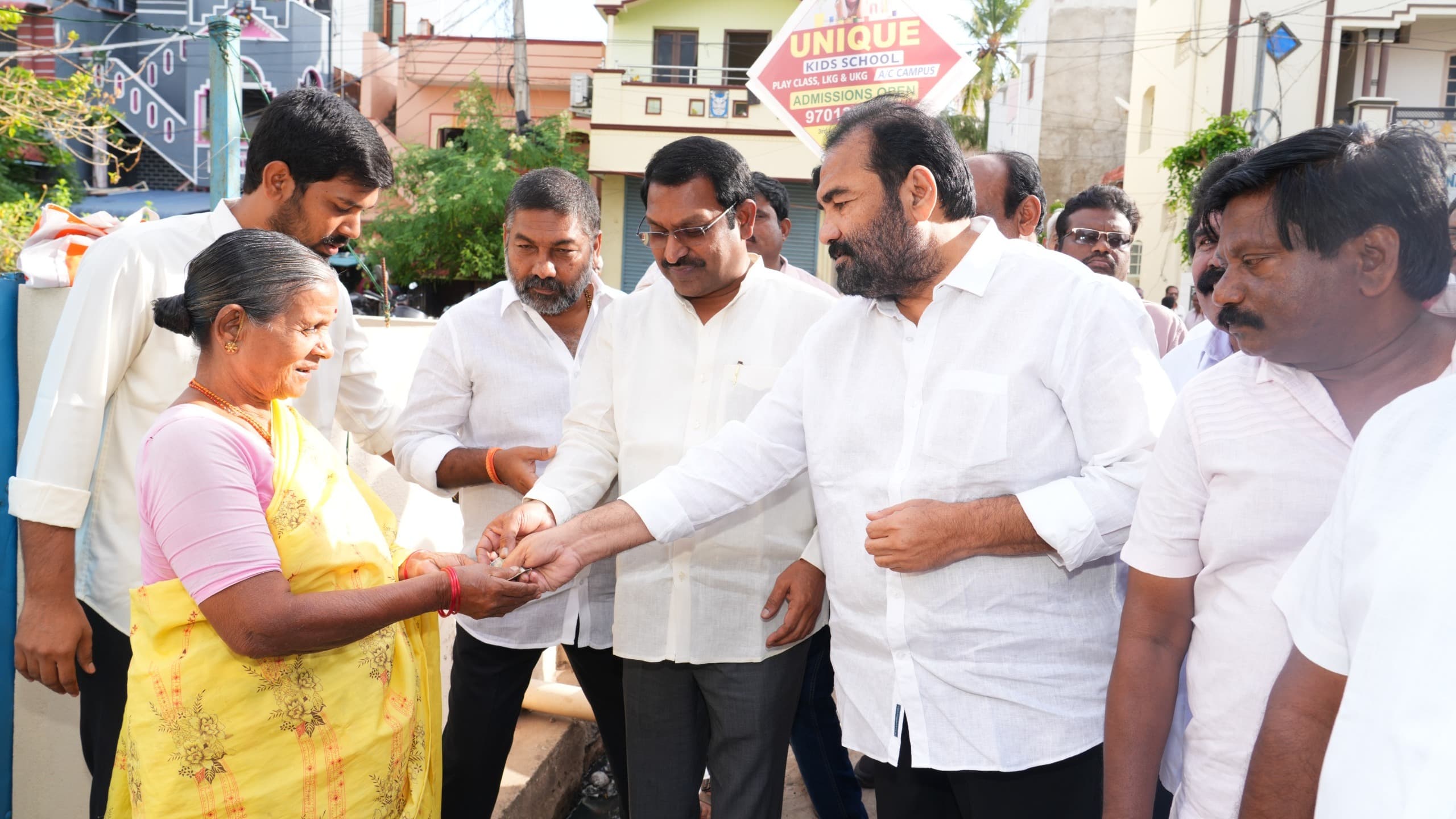 కోటంరెడ్డి శ్రీధర్‌రెడ్డి ఇంటింటికీ ఎన్టీఆర్‌ భరోసా పెన్షన్లు