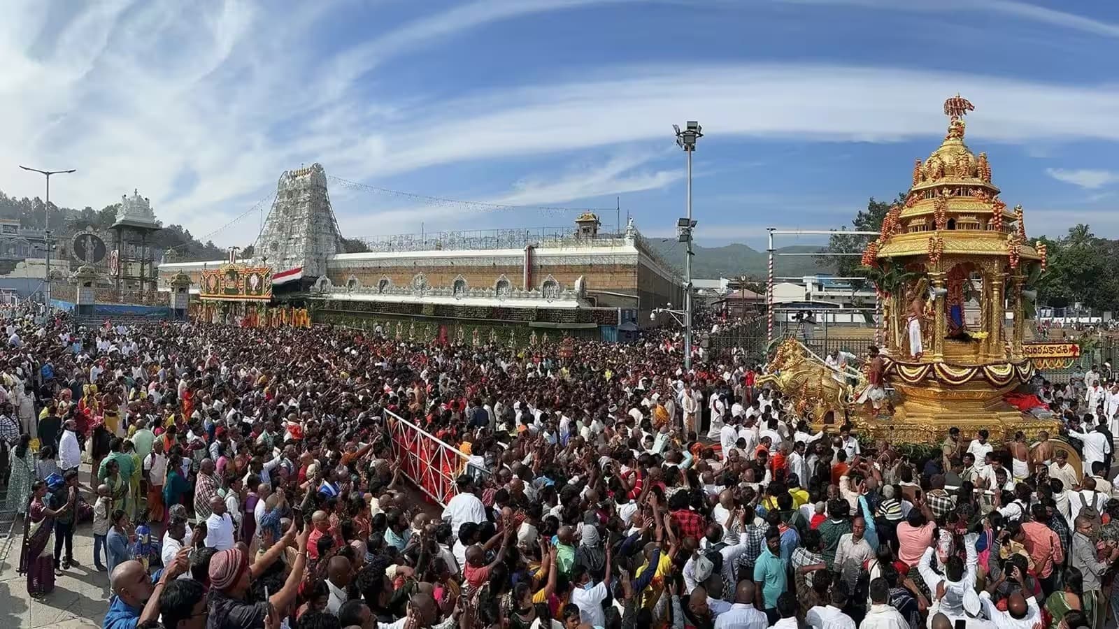 గత నెలలో రికార్డు స్థాయిలో శ్రీవారిని దర్శించుకున్న భక్తులు..!