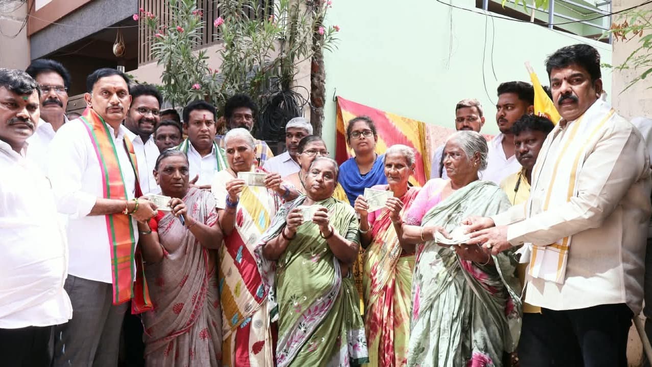 పేదల జీవితాల్లో పండుగ వాతావరణం: బొండా ఉమా