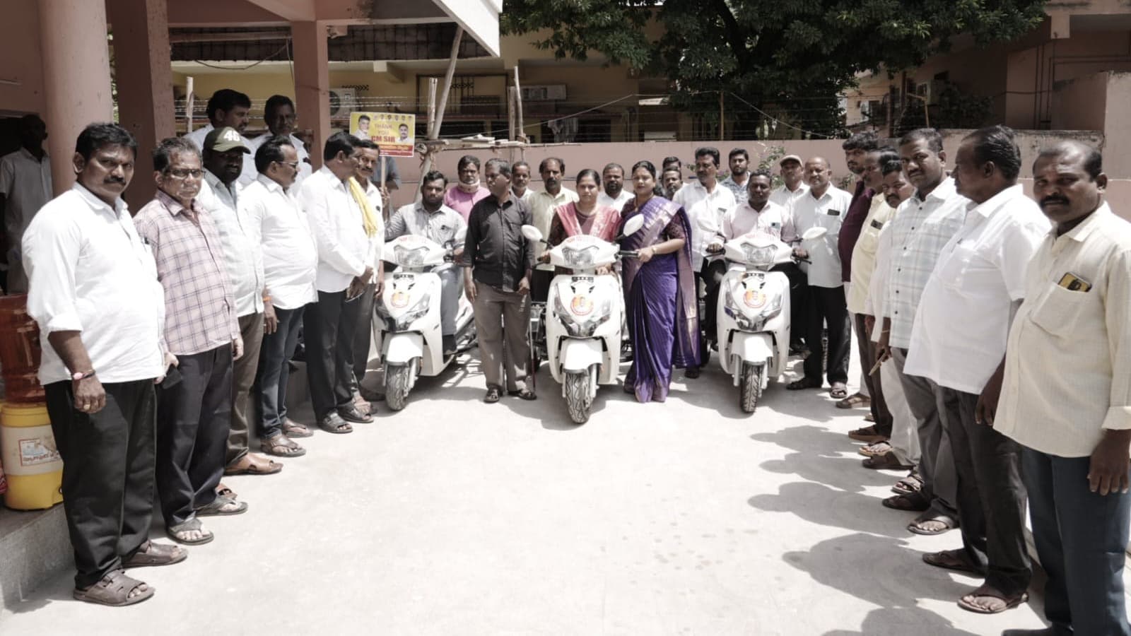 నందిగామలో విభిన్న ప్రతిభావంతులకు కొత్త స్కూటీలు
