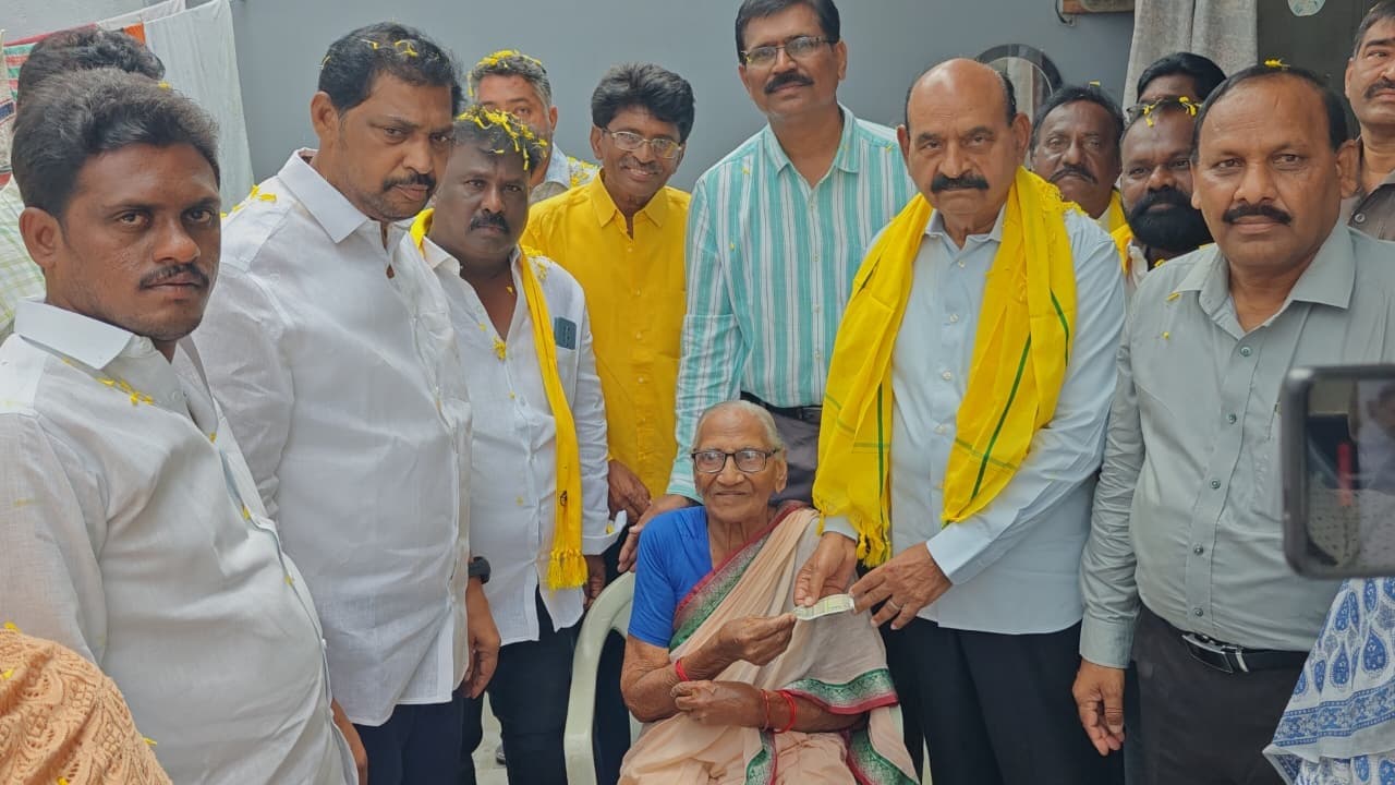 ఎన్టీఆర్ భరోసా పింఛన్లు పంపిణీ చేసిన ఫరూక్