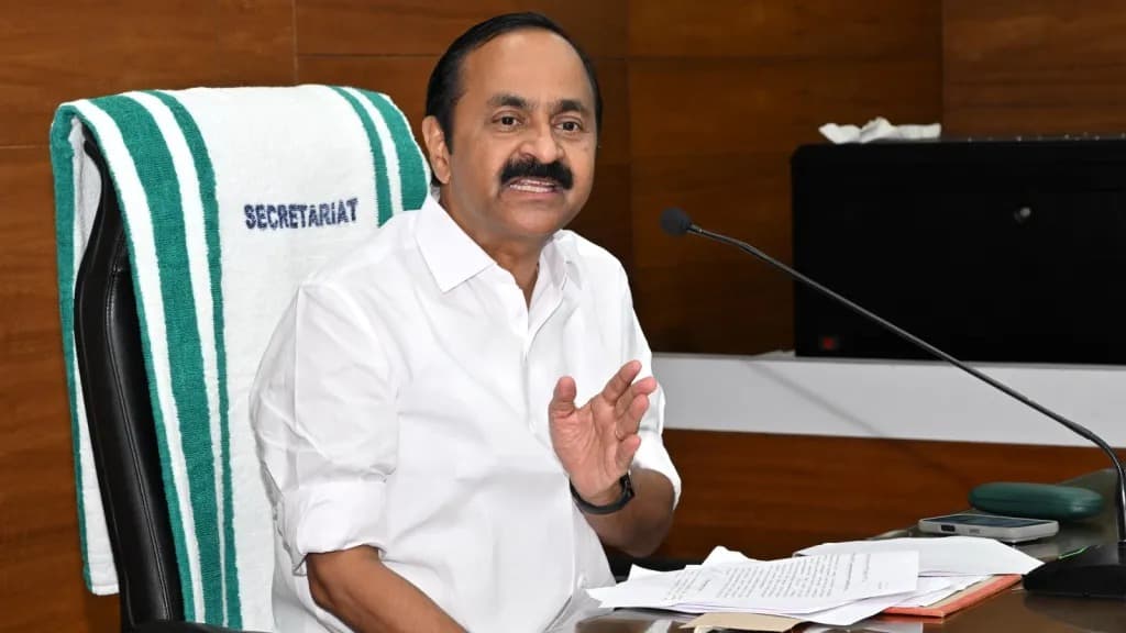 మహిళలకు సమాన హక్కులు.. ఇంటికే పరిమితం చేయలేం: సతీశన్