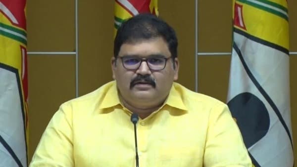 'గొడ్డలి పార్టీ' క్రెడిట్ చోరీకి పాల్పడుతోంది: కొమ్మారెడ్డి పట్టాభిరామ్