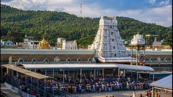 తిరుమలలో టోకెన్లు లేని భక్తులకు 18 గంటల నిరీక్షణ
