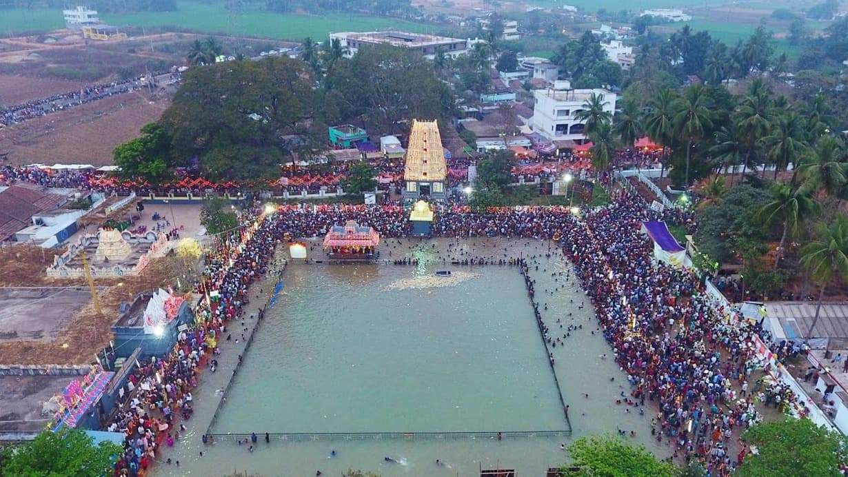 పిఠాపురం పాదగయకు పోటెత్తిన భక్తులు..
