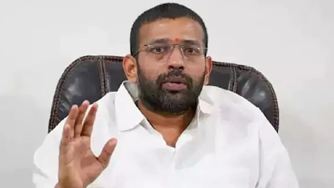జక్కంపూడి రాజాపై ఎస్సీ, ఎస్టీ అట్రాసిటీ కేసు నమోదు