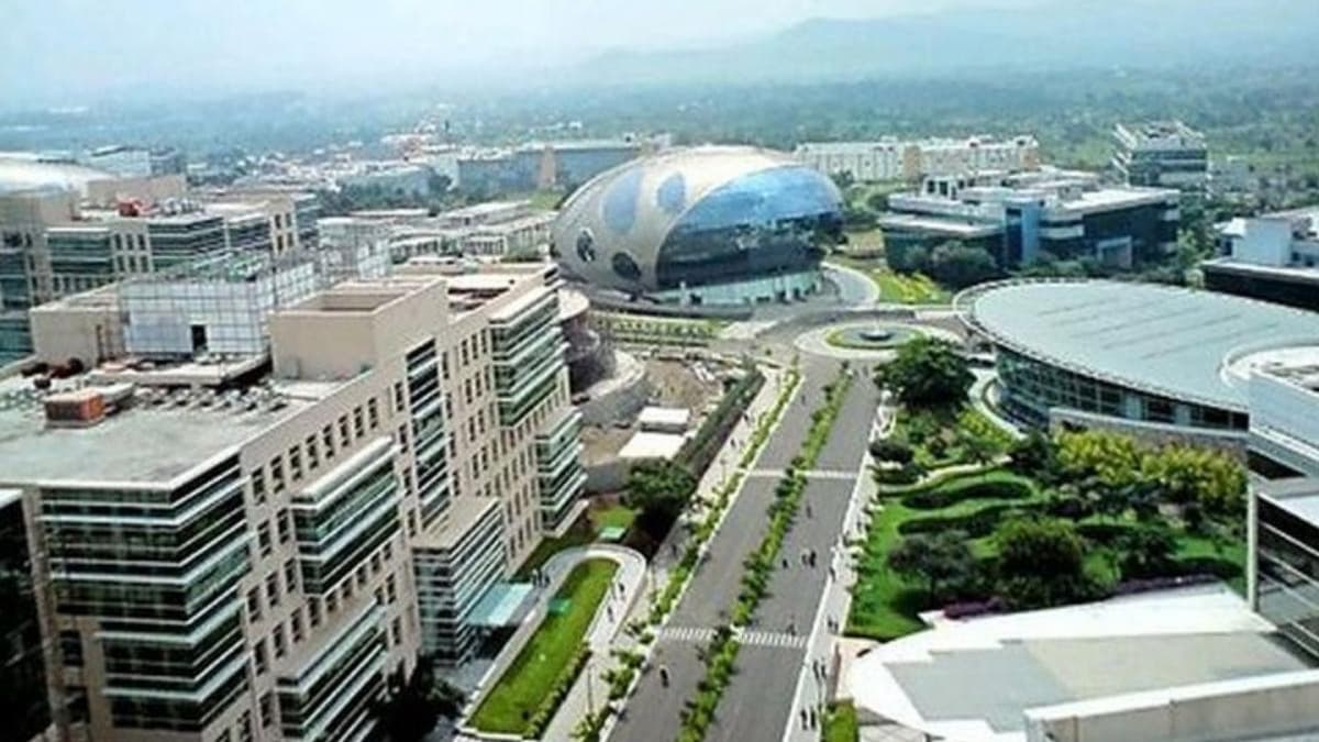 హిंजवडी ఐటీ హబ్ సమస్యలపై ఉద్యోగుల నిరసన