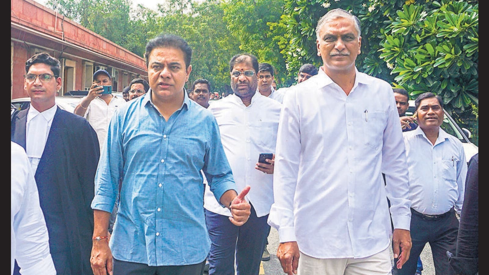 కేటీఆర్, హరీష్‌రావుపై లైంగిక వేధింపుల కేసు నమోదు