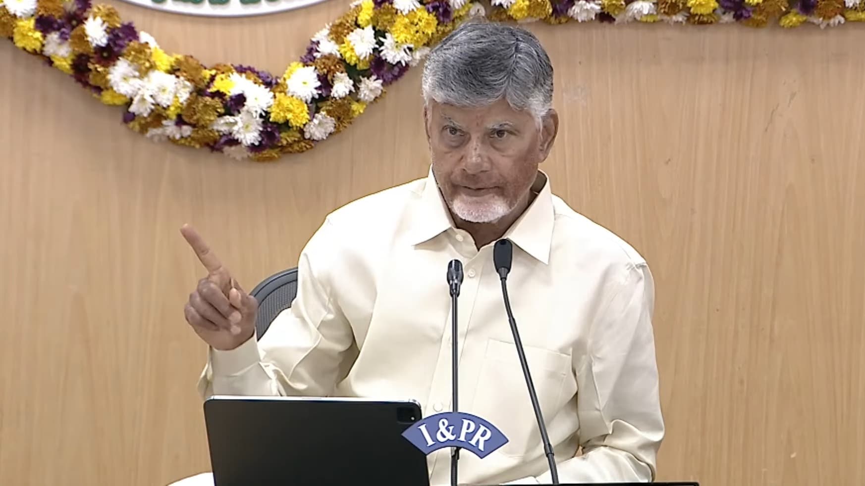 ఫైళ్ల క్లియరెన్స్‌పై అధికారులకు చంద్రబాబు వార్నింగ్‌