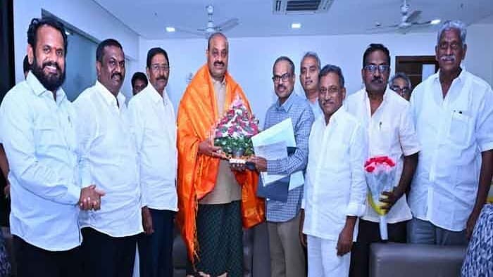 పౌల్ట్రీ రైతుల సంక్షేమానికి రూ.657 కోట్ల ప్యాకేజీ