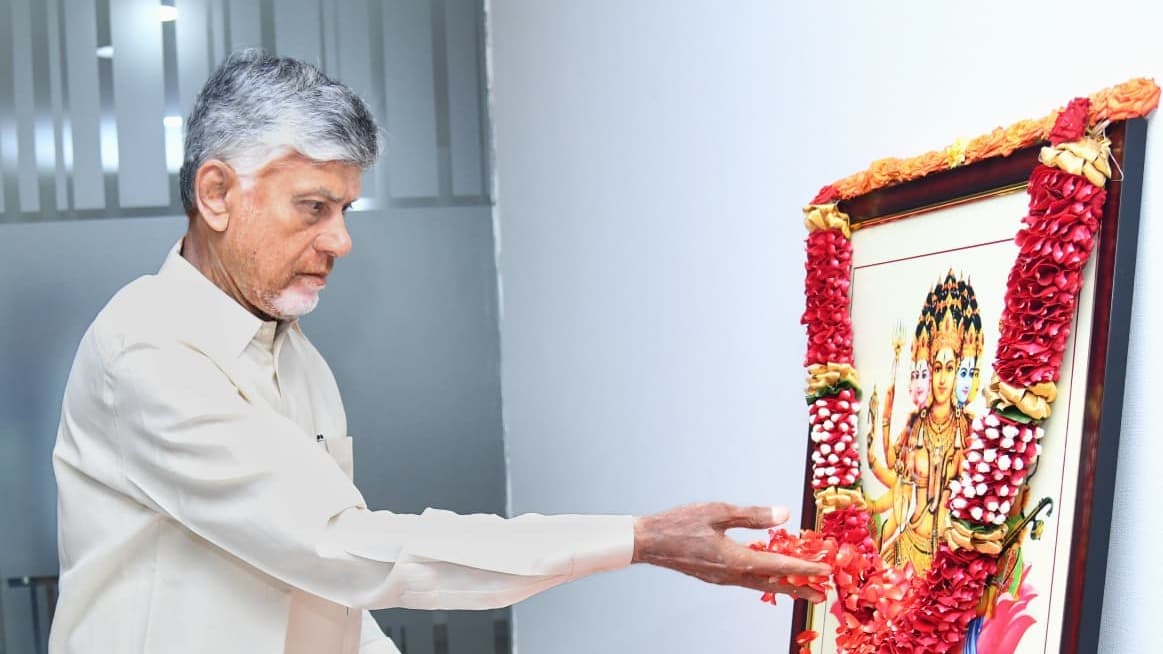 విశ్వకర్మ భగవాన్‌ చిత్రపటానికి చంద్రబాబు నివాళి