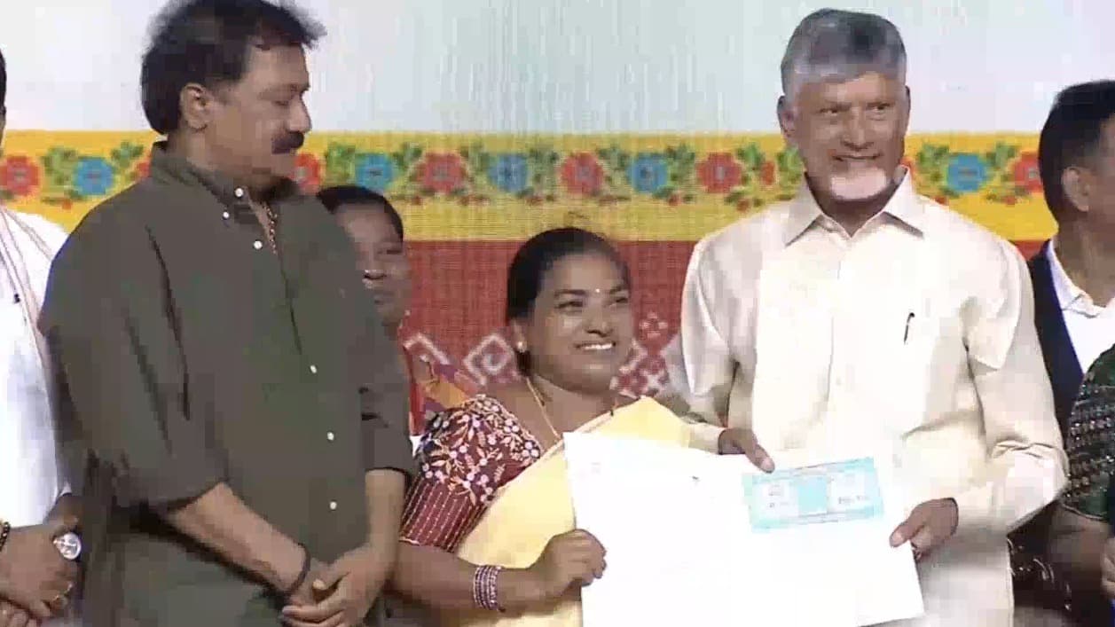 విశాఖలో పేదలకు పట్టాలు అందించిన సీఎం చంద్రబాబు