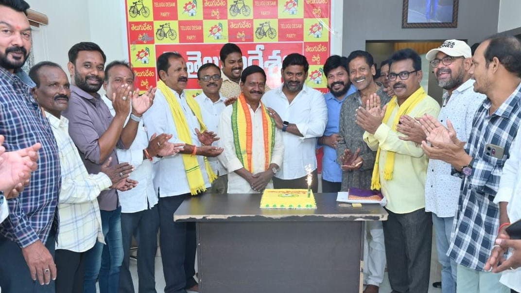 బోనెల విజయ్ చంద్ర సమక్షంలో కోలా మధు జన్మదిన వేడుకలు