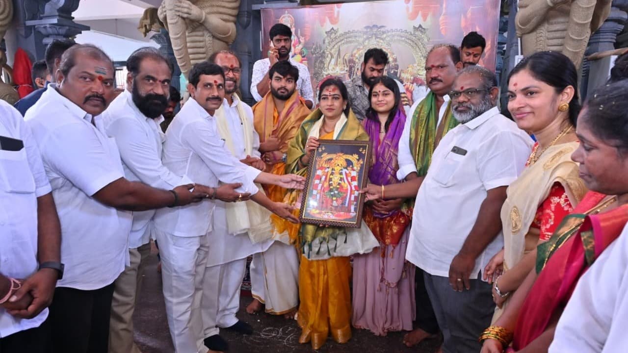 నూకాంబికా అమ్మవారిని దర్శించుకున్న హోంమంత్రి అనిత