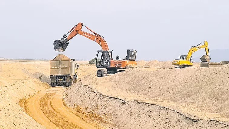తుంగభద్ర, హంద్రీ నదుల్లో ఇసుక మాఫియా ఆగడాలు