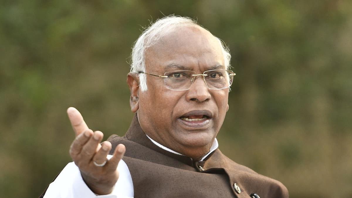 కేంద్ర ప్రభుత్వ బెదిరింపులకు లొంగేది లేదు: ఖర్గే