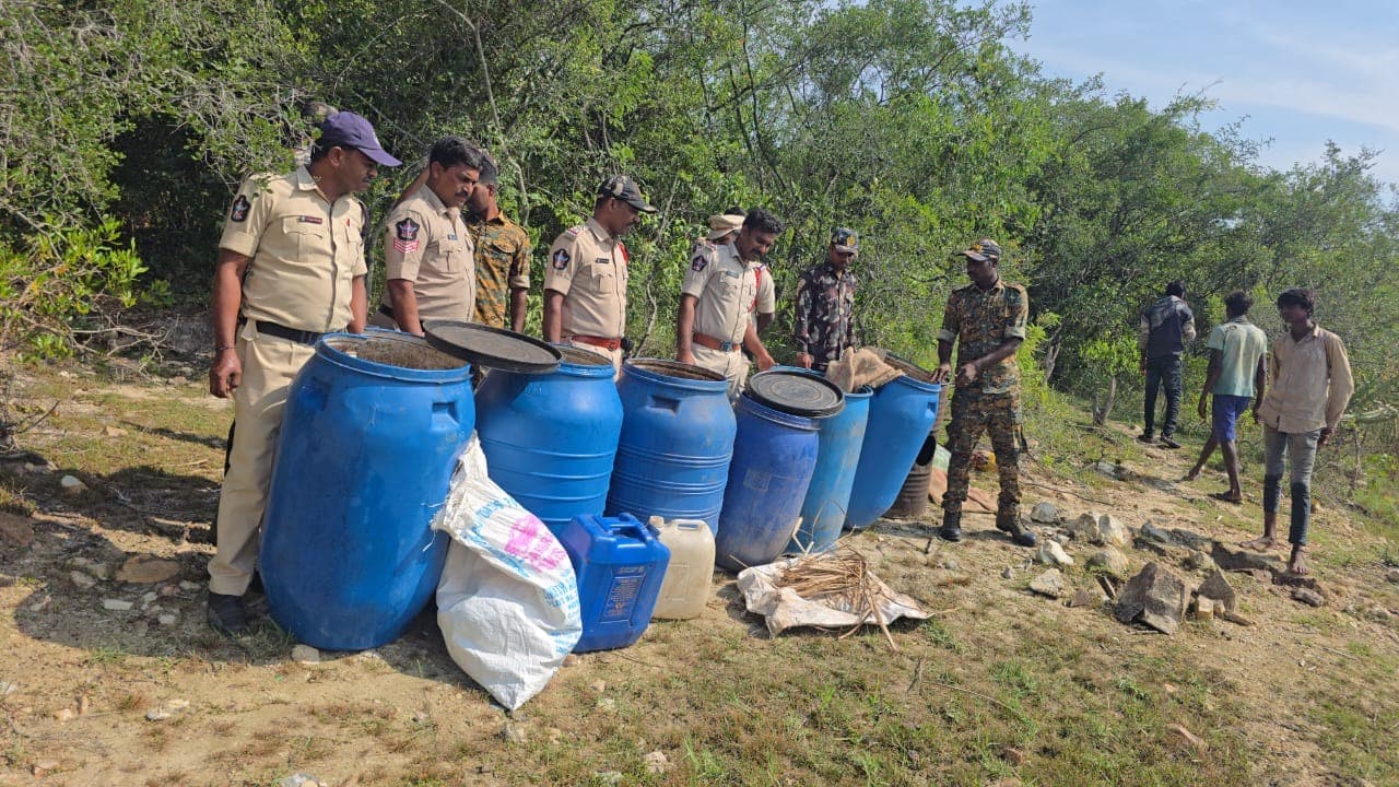 5,000 లీటర్ల బెల్లం ఊట కనుగొని ధ్వంసం చేసిన కుప్పం రూరల్ పోలీసులు