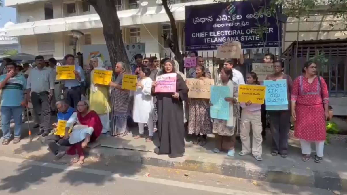 తెలంగాణ ఎన్నికల కమిషన్ కార్యాలయం ఎదుట ఎస్‌ఐఆర్‌కు వ్యతిరేకంగా పౌరులు, యువత నిరసన