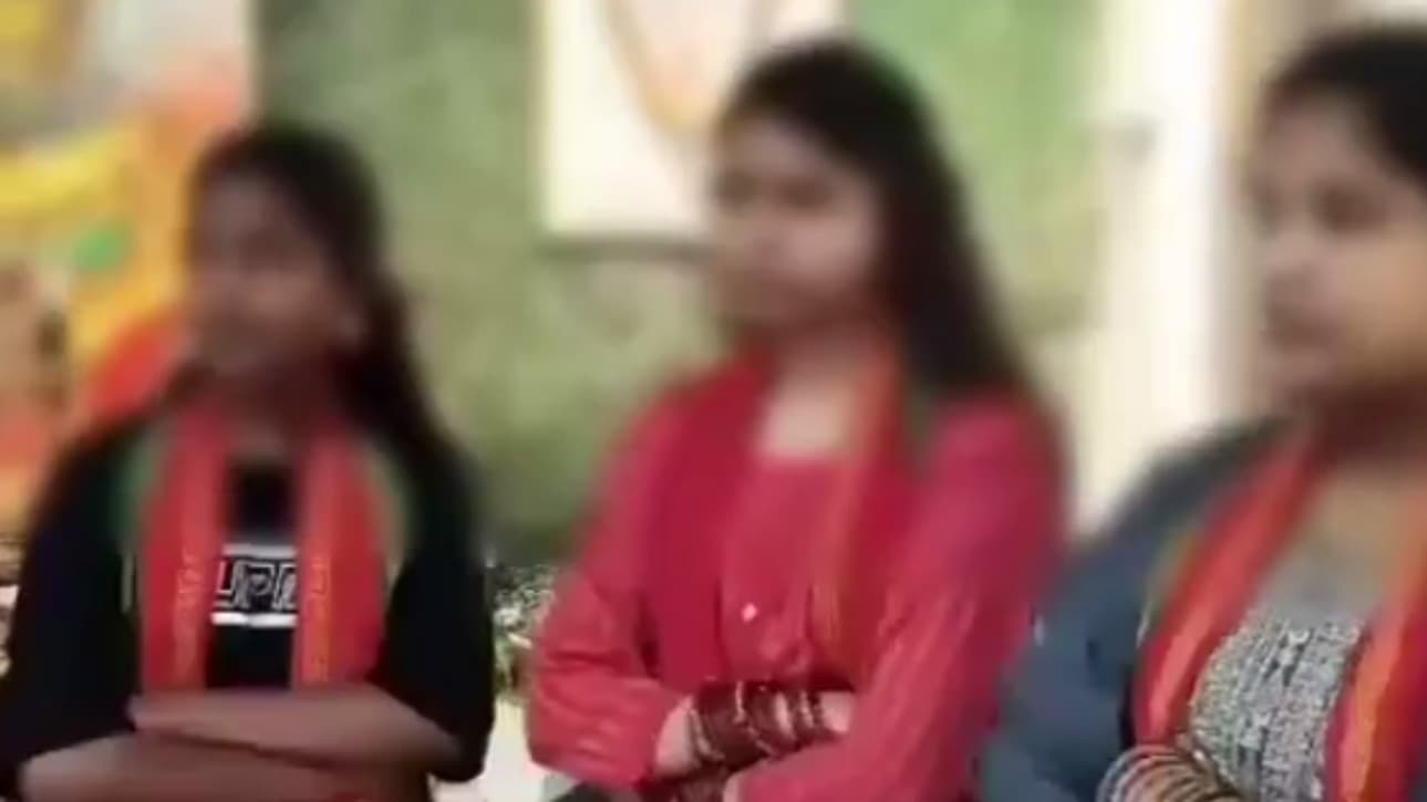 దుర్గామాత మాల తీస్తేనే క్లాసులంటూ వివాదం