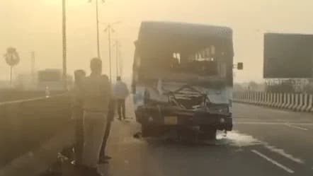 ఆగివున్న లారీని ఢీకొన్న ఆర్టీసీ బస్సు