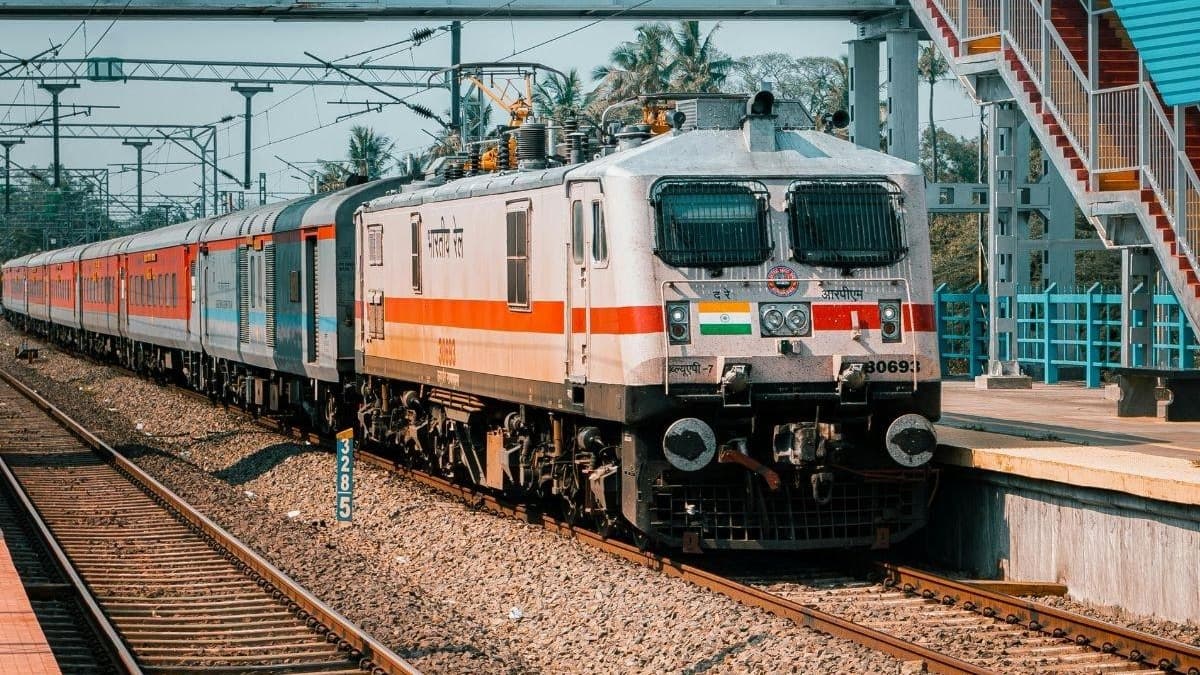 అర్నబ్ తుపాను ప్రభావంతో నేడు పలు రైళ్లు రద్దు