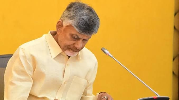 తుపాను అనంతర చర్యలపై చంద్రబాబు సమీక్ష